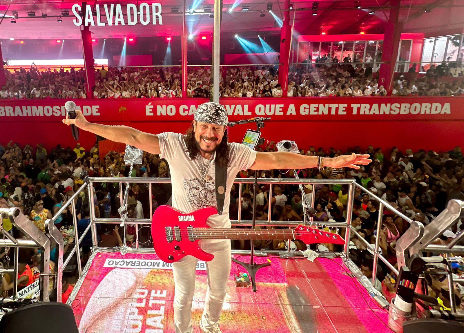 Bell Marques recebeu homenagem nesta sexta-feira de Carnaval, em Salvador