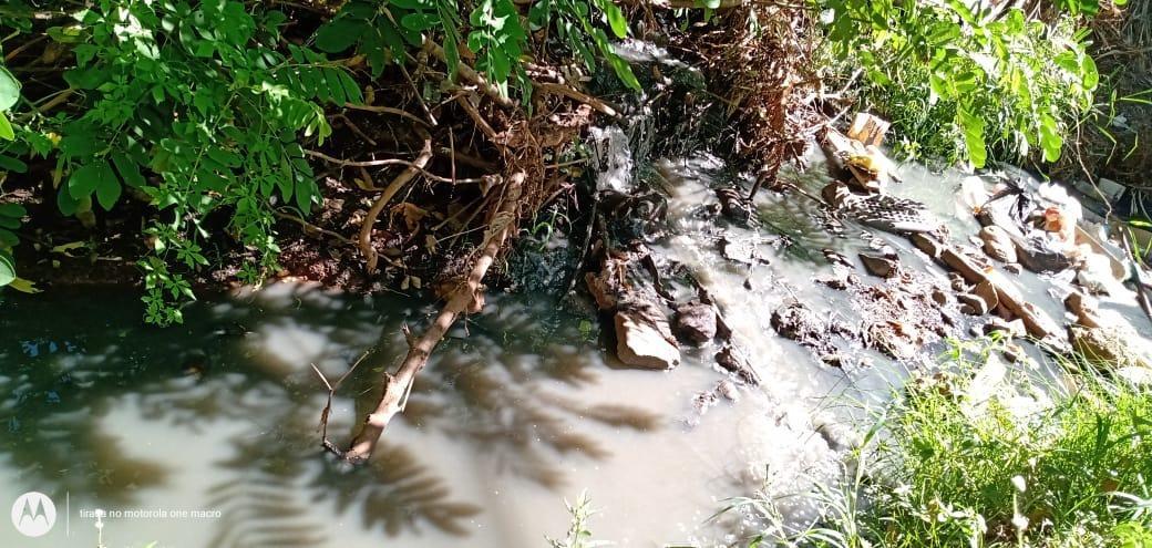 Esgoto lançado no Riacho da Taboquinha