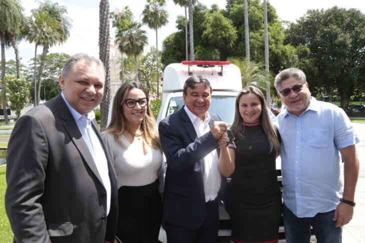 Entrega de ambulâncias