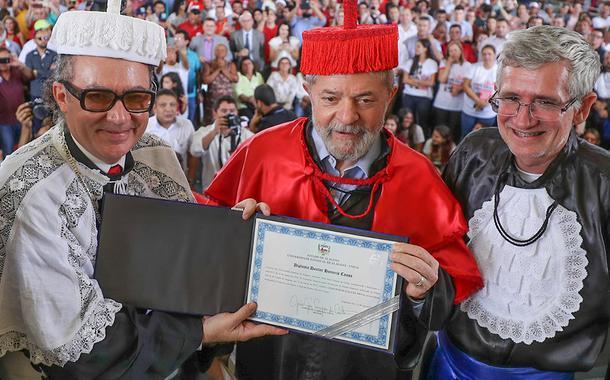 Juiz anula sua própria decisão e “devolve” título de doutor a Lula