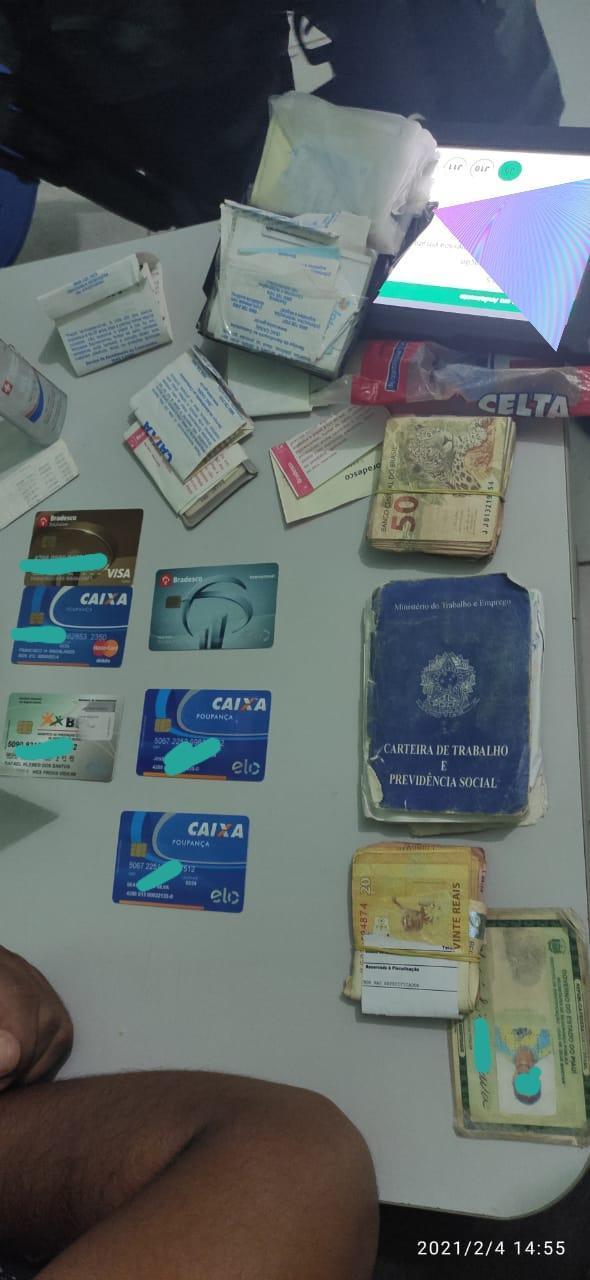 Cartões e dinheiro apreendido