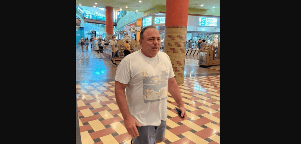 Pazuello passeia sem máscara em shopping de Manaus