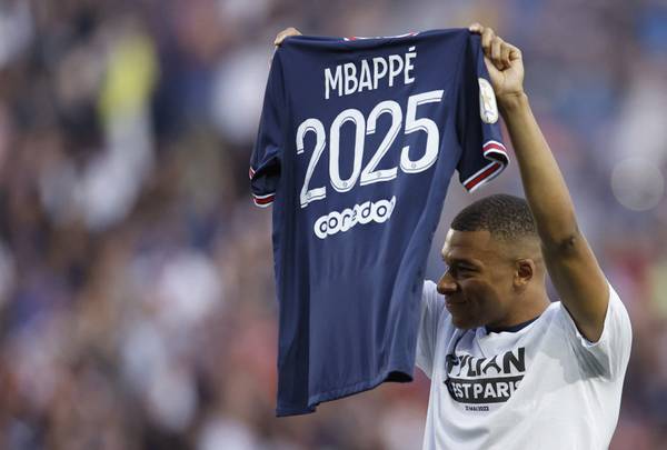 Mbappé com a camisa 2025, ano em que seu novo contrato se encerra com o PSG