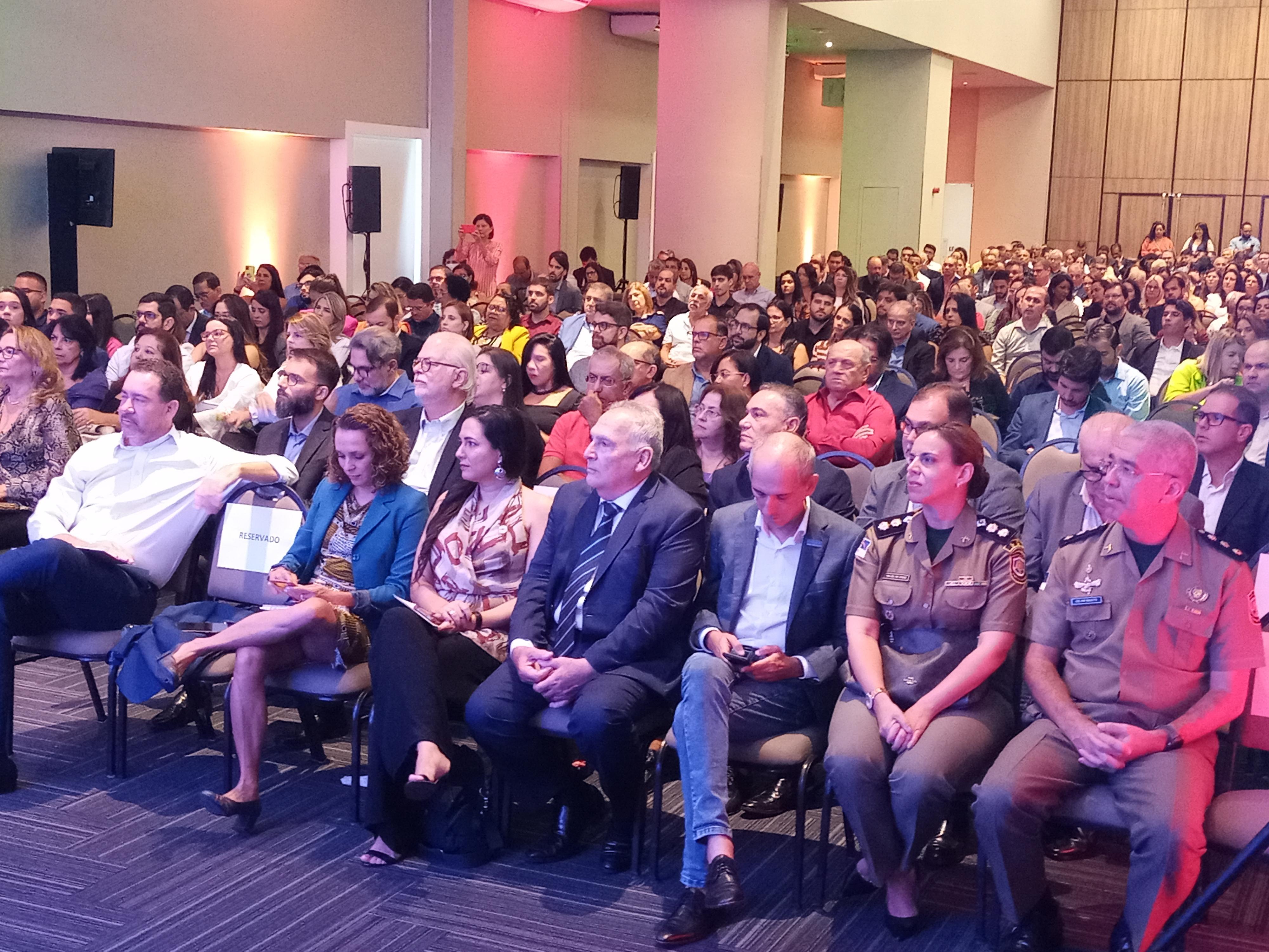 Mais de 450 pessoas participaram do encontro da CNseg