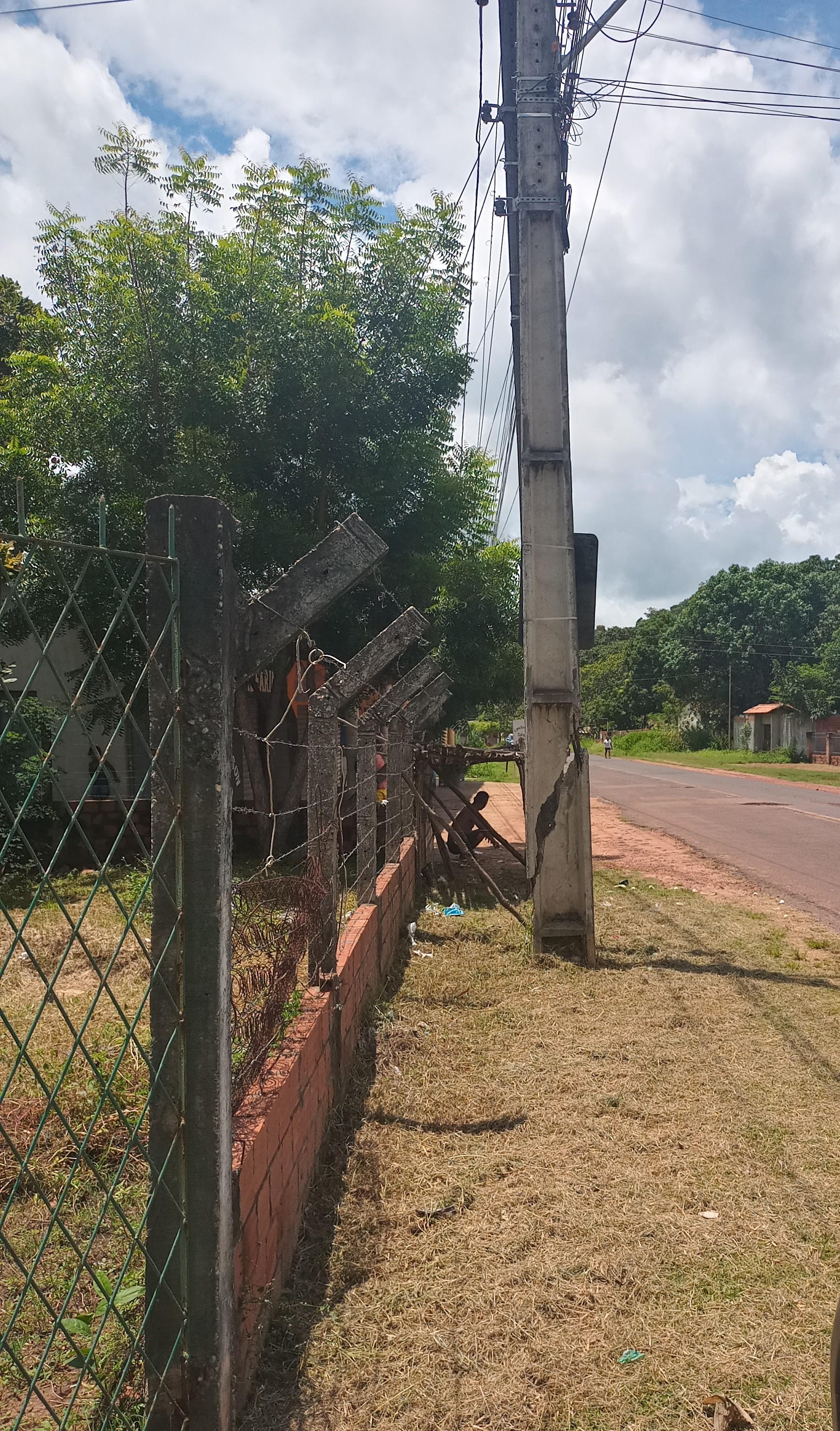 O poste está prestes a cair e quebrar a rede