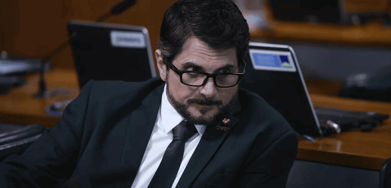 Senador Marcos do Val teve seu perfil no Instagram suspenso e contas bloqueadas