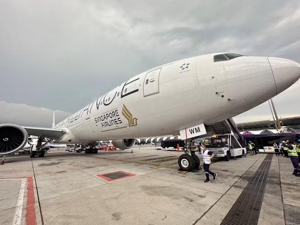 Boeing 777 da Singapore Airlines no aeroporto de Bagkok após pouso não programado por conta de turbulência severa