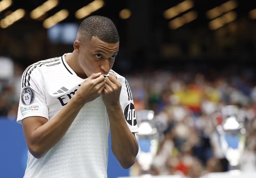 Mbappé beija escudo do Real Madrid em apresentação no Santiago Bernabéu