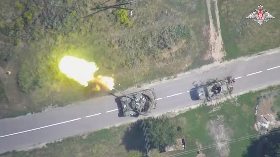 Imagem aérea mostra tanque ucraniano disparando contra alvo russo na região de Kursk