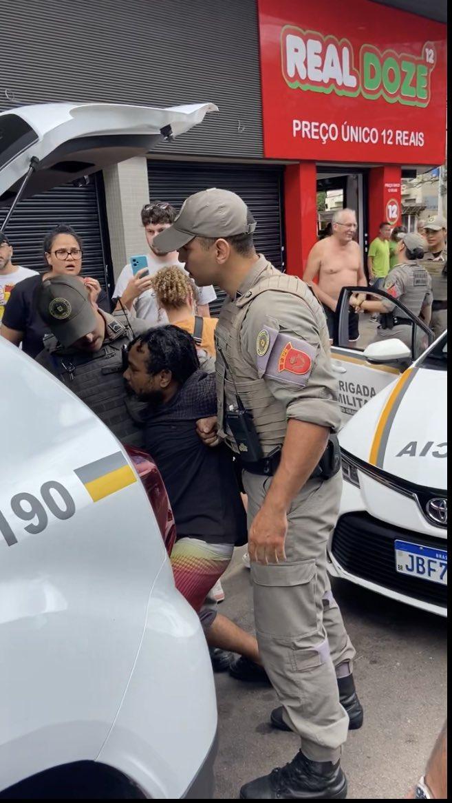 Motoboy sendo colocado violentamente no camburão da polícia militar