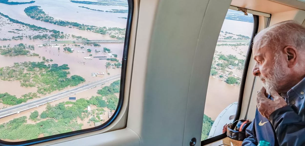 Lula sobrevoa áreas afetadas por enchentes no Rio Grande do Sul