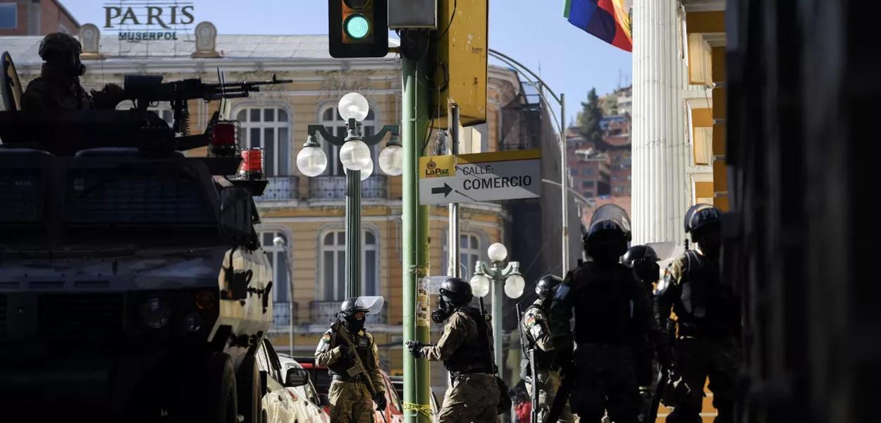Membros das forças armadas da Bolívia se reúnem ao lado de um veículo militar