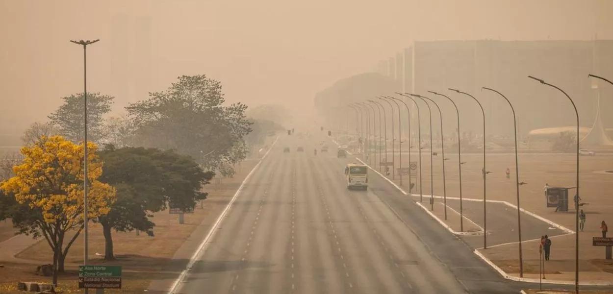 Brasília amanhece coberta de fumaça pelo segundo dia seguido