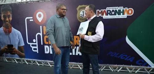 Carlos Brandão no lançamento do programa "Meu Celular de Volta"