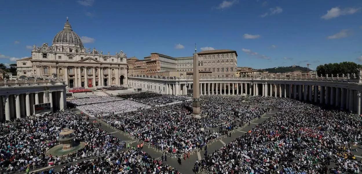 Fiéis participam da missa de corpo presente do Papa Francisco, realizada na Praça de São Pedro, no Vaticano, em 26 de abril de 2025