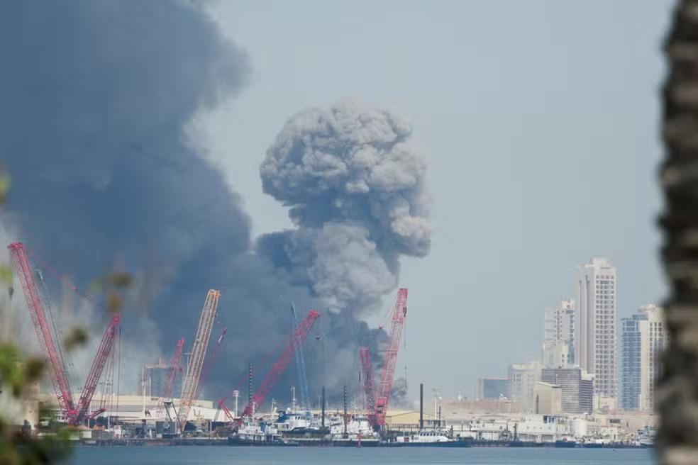 Fumaça é vista após explosão em Teerã durante ofensiva coordenada de EUA e Israel contra o Irã.