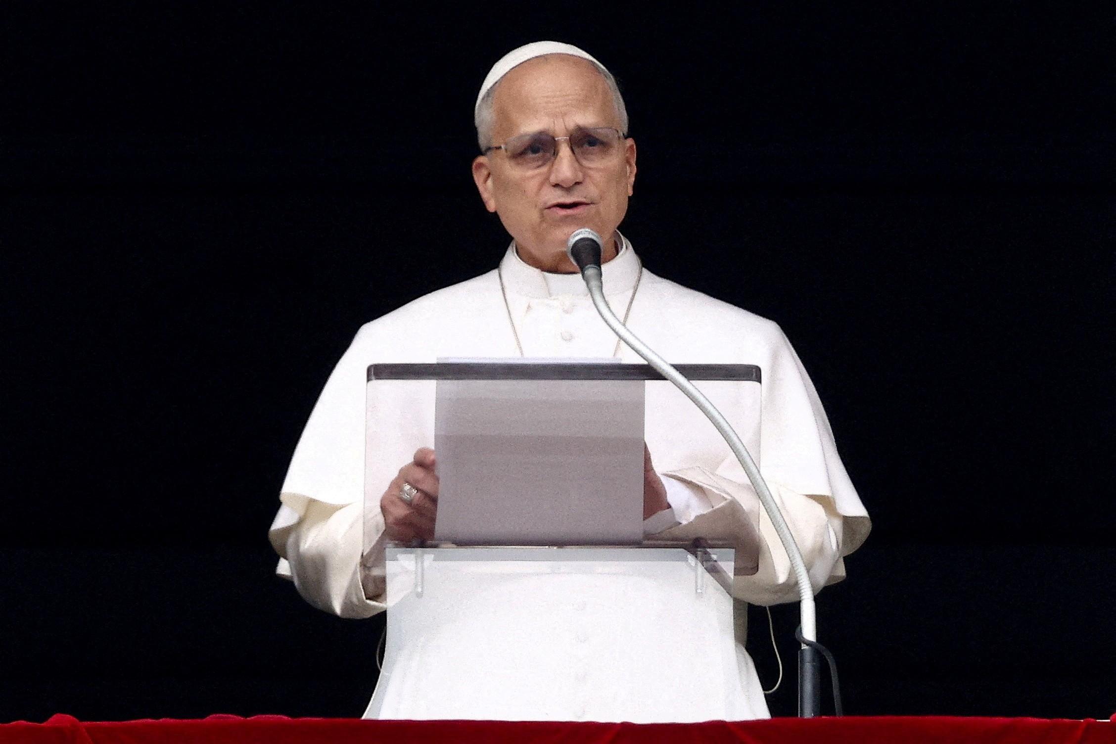 Papa Leão XIV lidera a oração do Angelus da janela do Palácio Apostólico no Vaticano