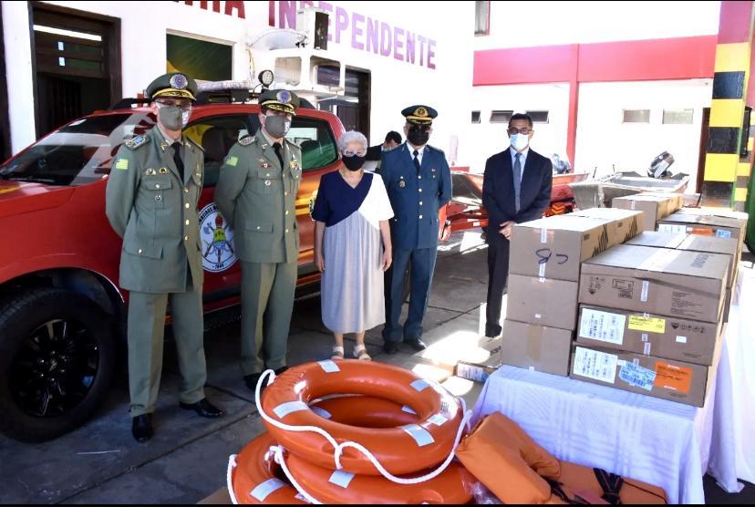 Regina Sousa promove bombeiros e entrega equipamentos