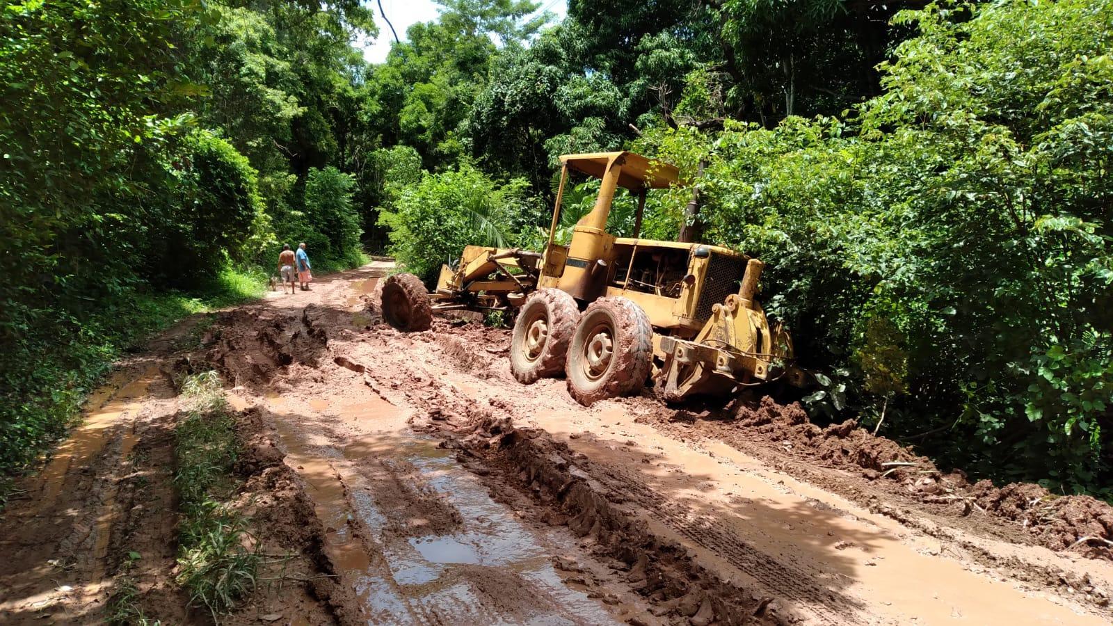 Obra de emergência na estrada do povoado Cebola