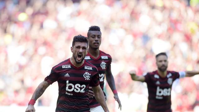 Arrascaeta fez três gols e deu duas assistências contra o Goiás