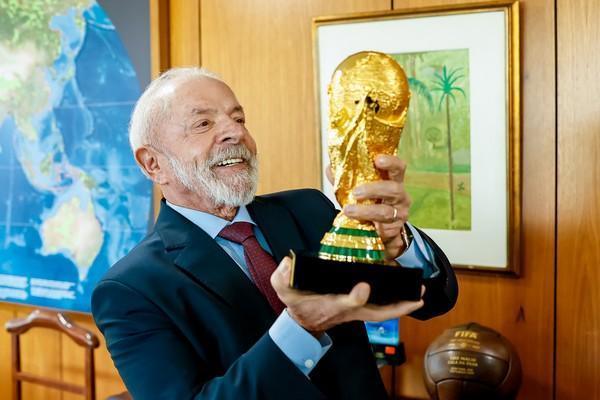 Lula com a taça da Copa do Mundo no Palácio do Planalto
