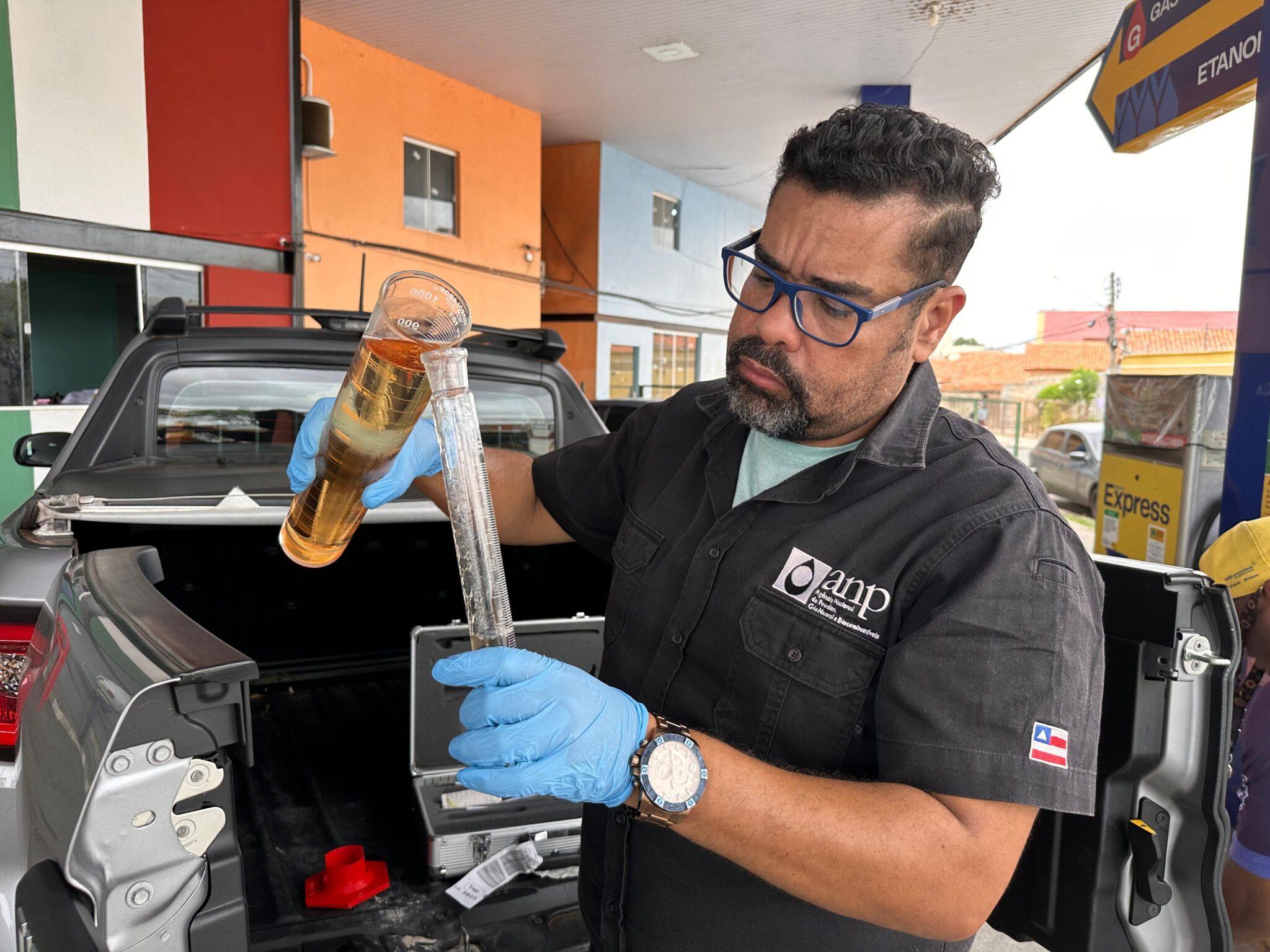 Operação Tô de Olho fiscalizou postos de combustíveis em Teresina, Altos e União e identificou irregularidades em bicos de abastecimento.