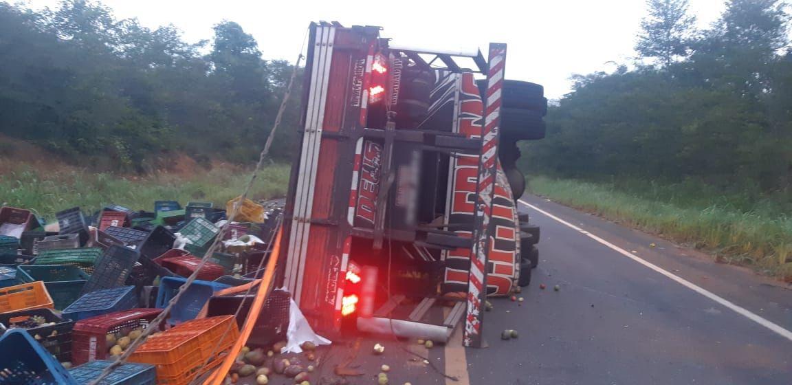 Caminhão tomba na BR 316