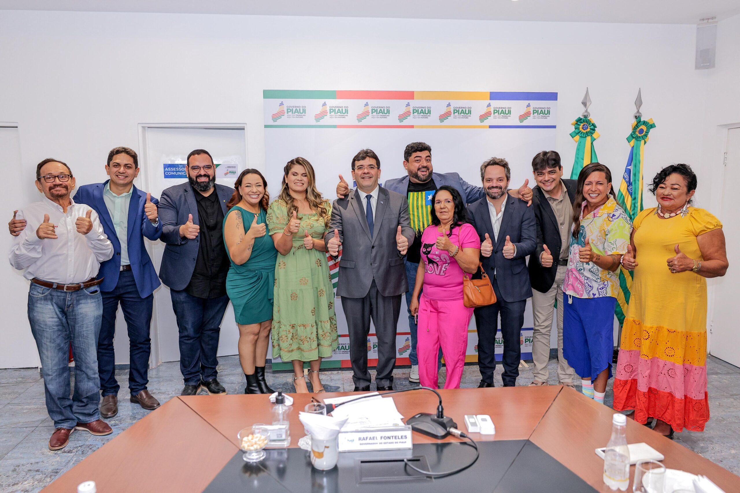 Rafael Fonteles e o elenco do filme "Ai que vida!"