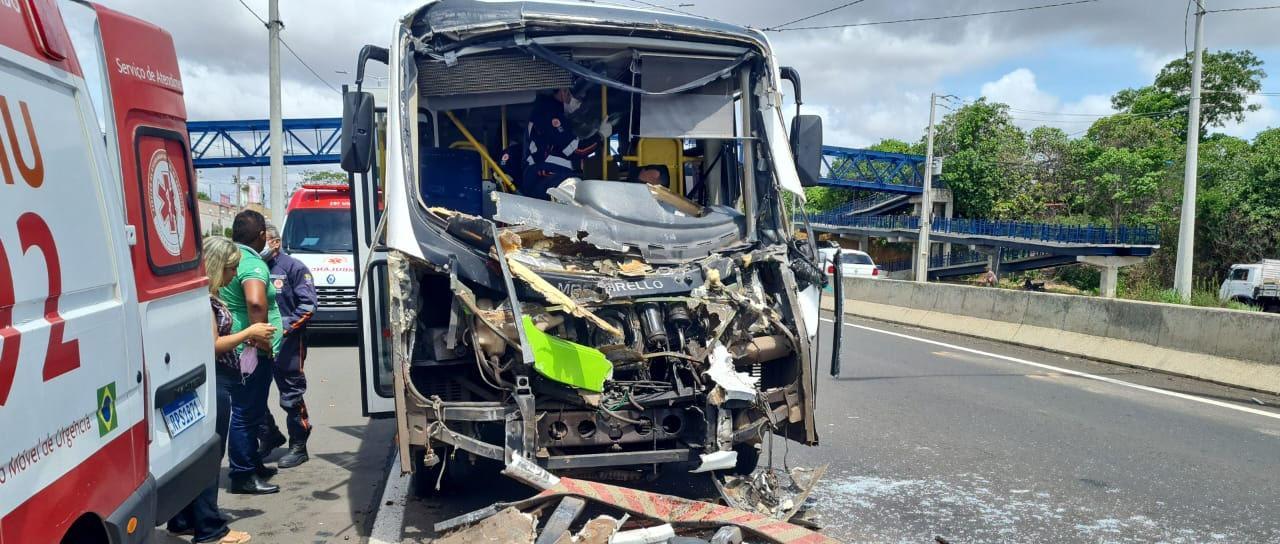 Micro-ônibus do Transporte Eficiente ficou destruído
