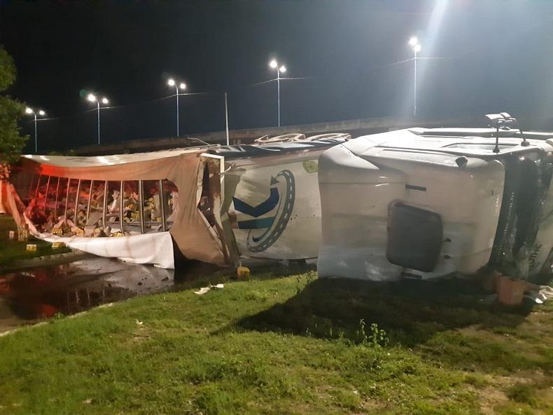 Caminhão carregado de cerveja tomba na Tabuleta