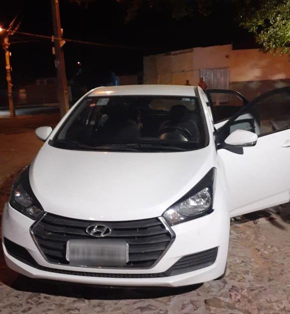 Homem se joga em lagoa para fugir da polícia