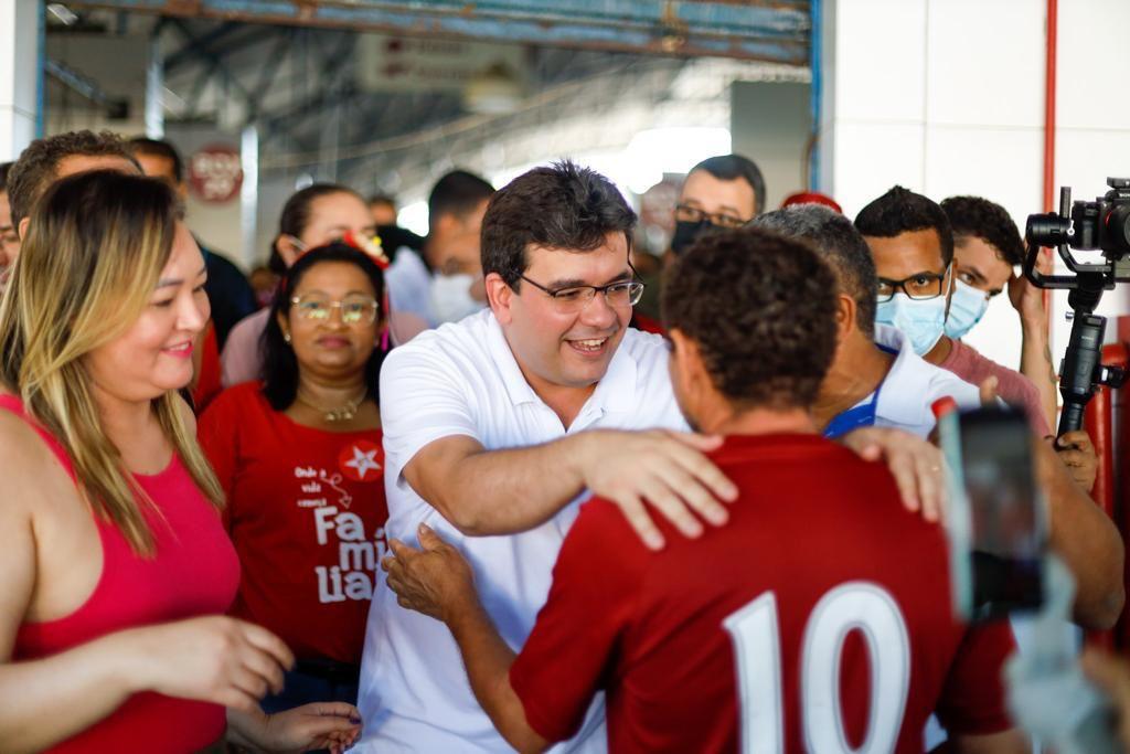 Rafael Fonteles conversa com clientes do mercado
