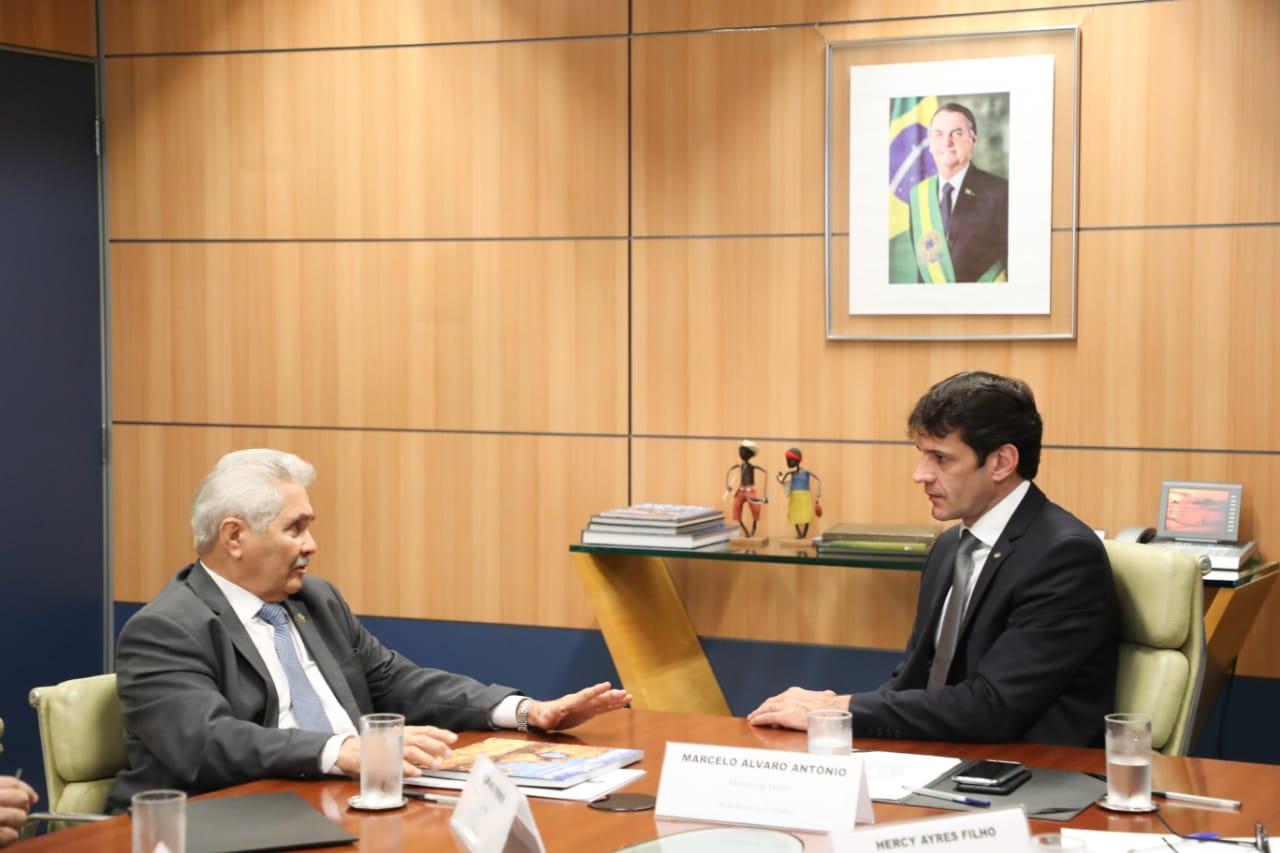 Senador Elmano Ferrer com o ministro do Turismo