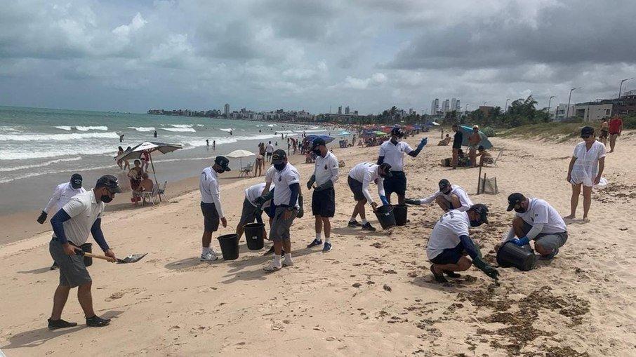 Marinha recolhe óleo de praia na Paraíba