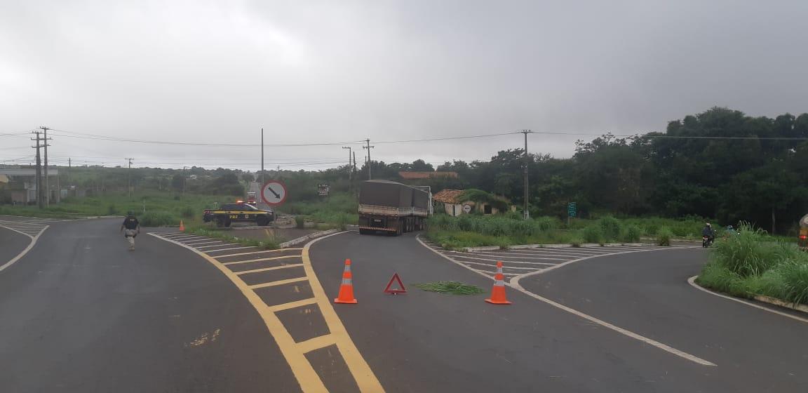 Carreta interdita parcialmente trecho da BR-343