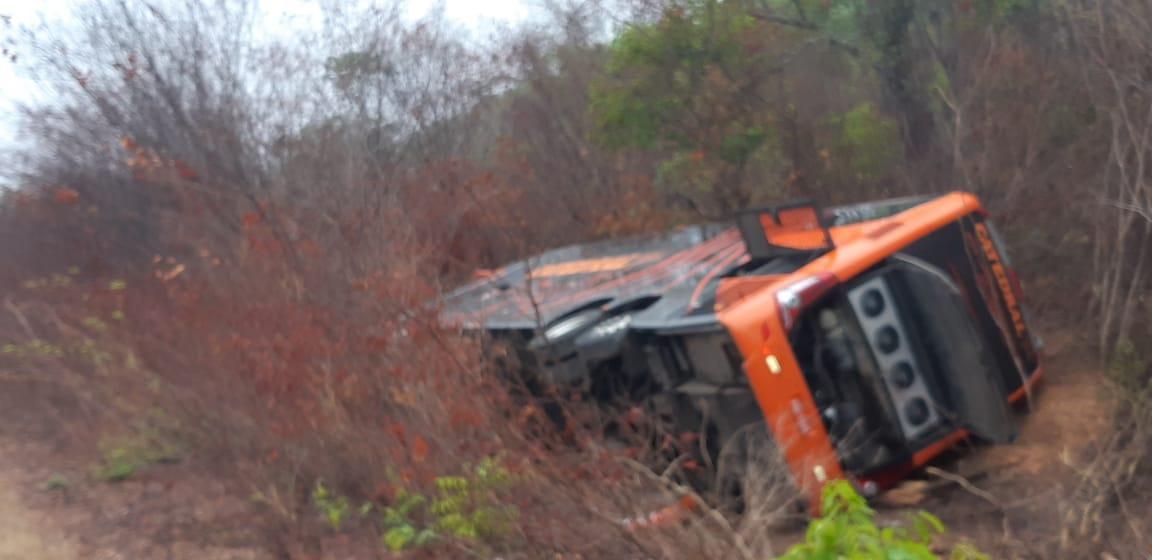 Ônibus tomba e deixa três mortos na BR-135