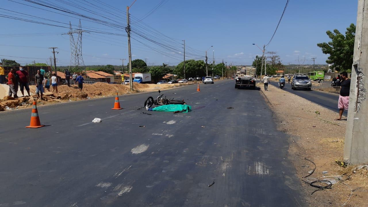 Motociclista morre ao colidir com táxi no bairro Tabuleta
