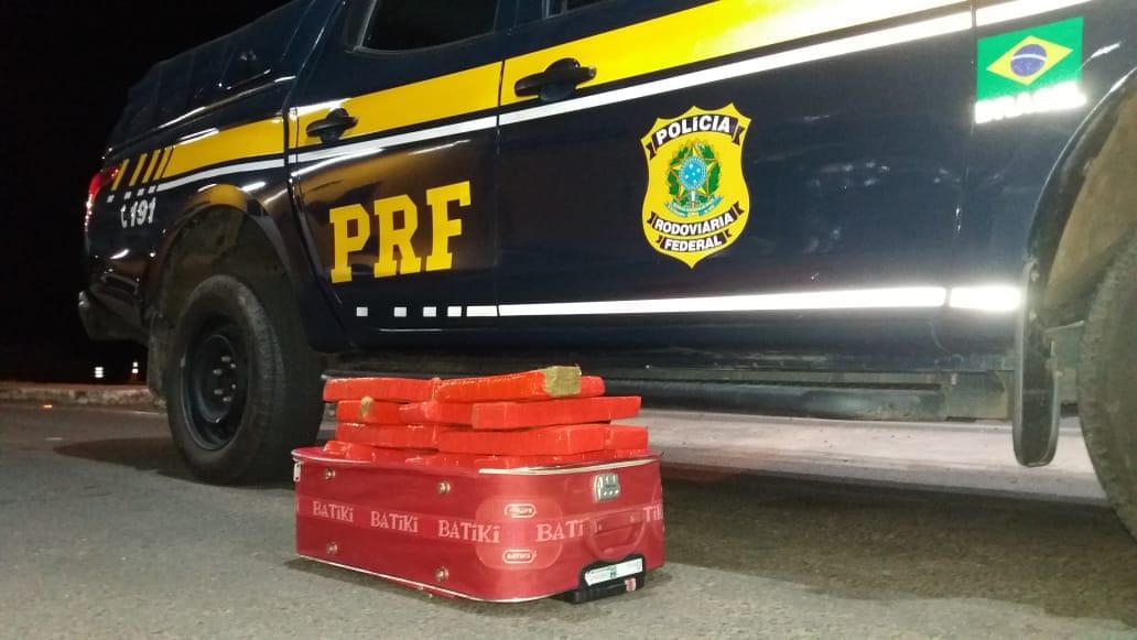 Passageiro de ônibus é preso com 14 kg de maconha na mala