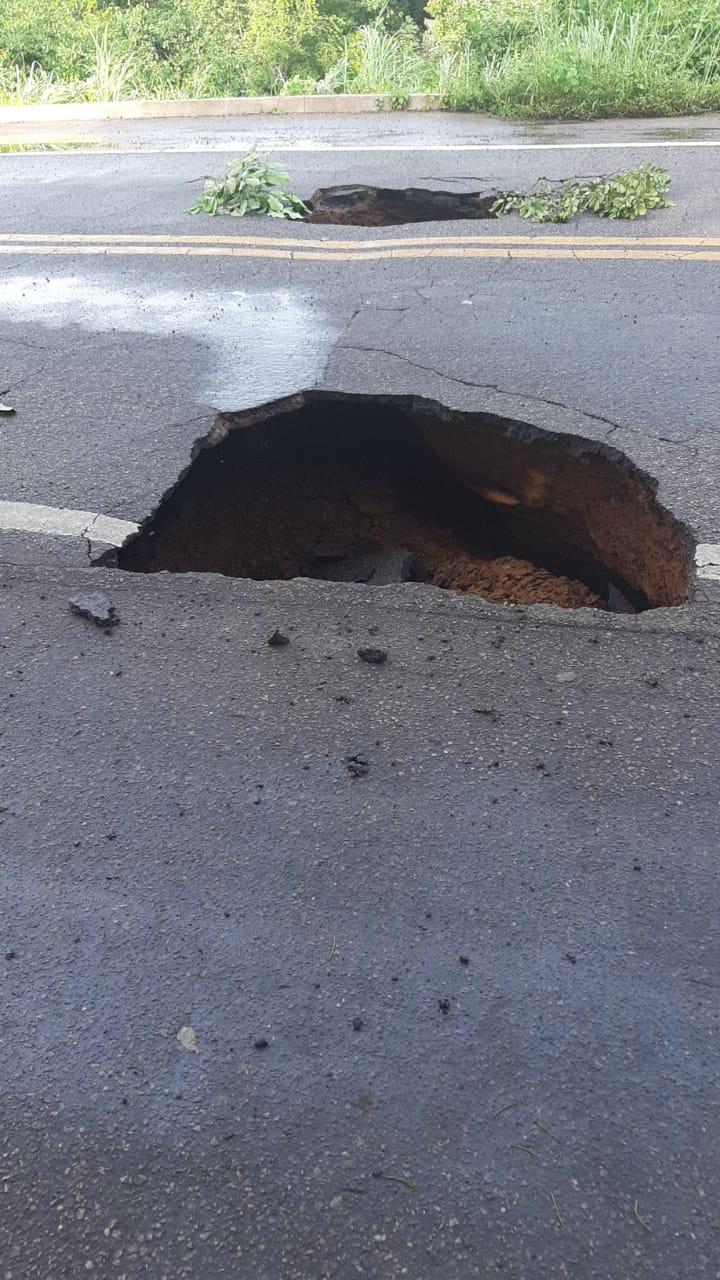 Crateras na BR 343
