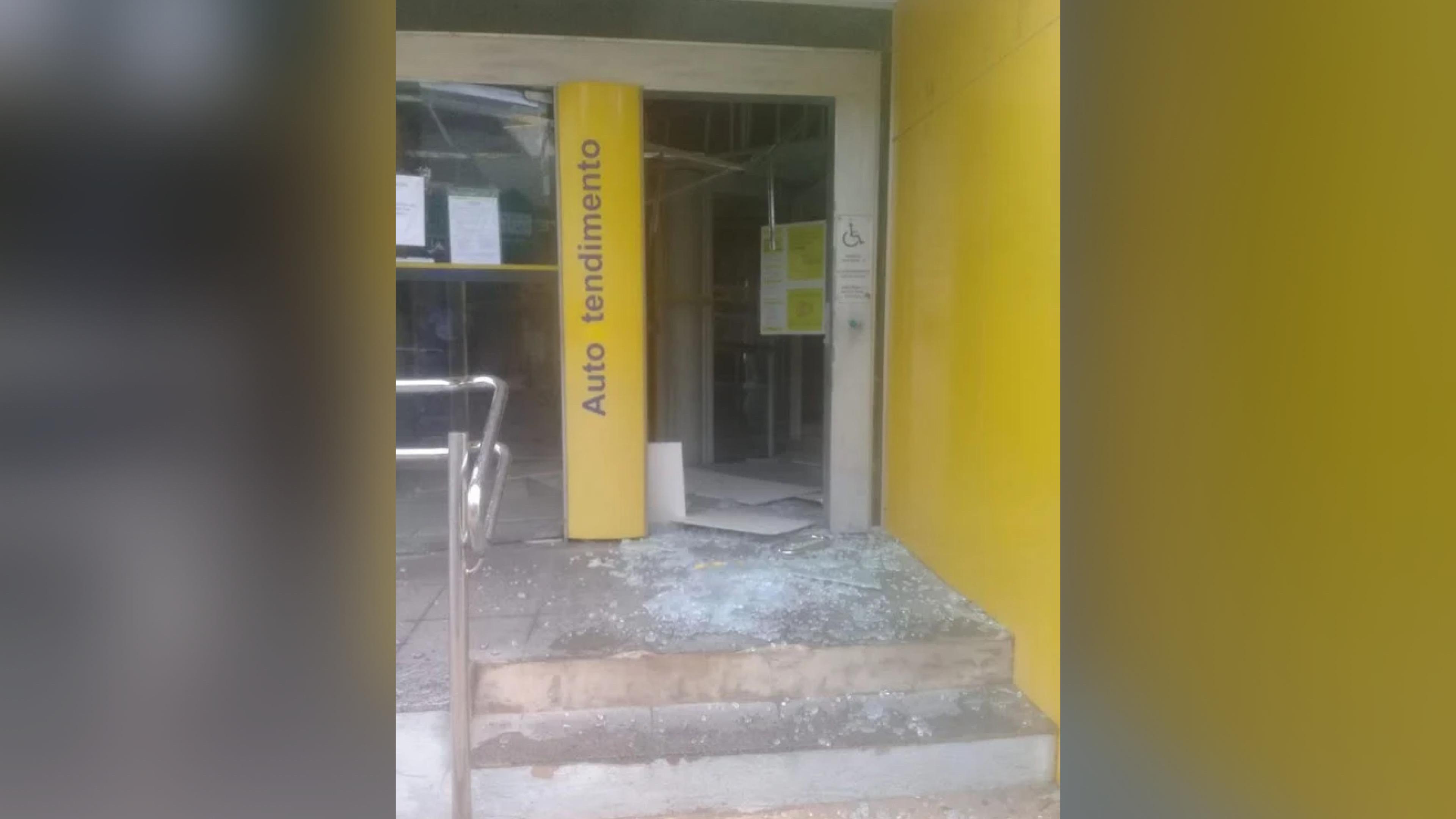 Criminosos explodem caixas eletrônicos do BB no centro de Teresina