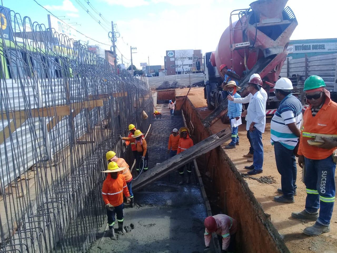 Obra do viaduto da Avenida Barão de Gurgueia