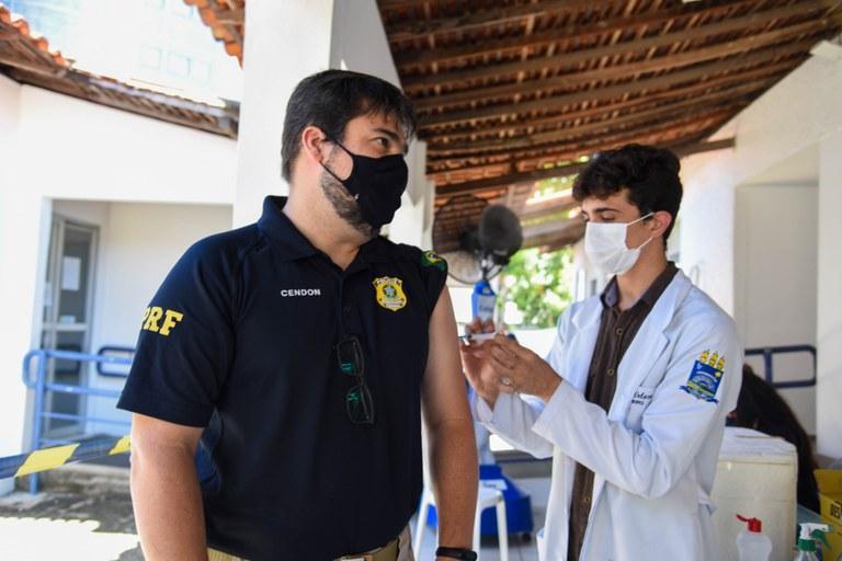 Agentes sendo vacinados