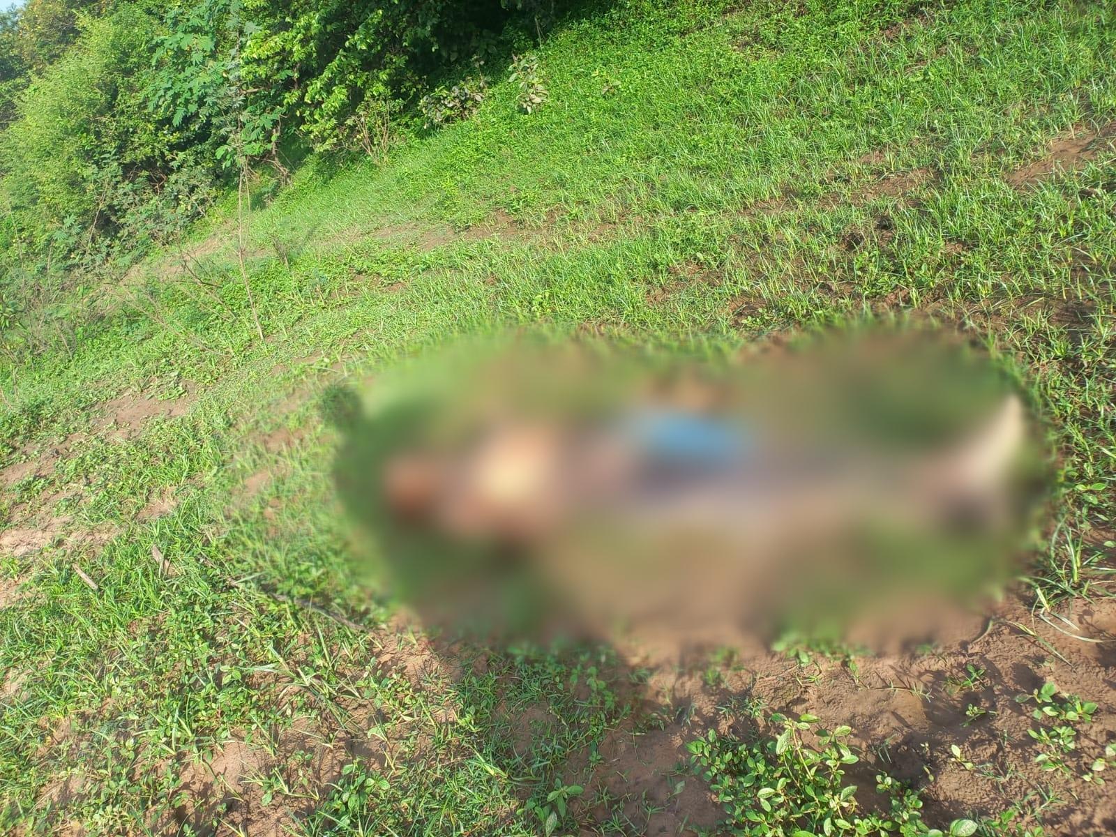 O corpo havia pelo menos oito perfurações de arma de fogo