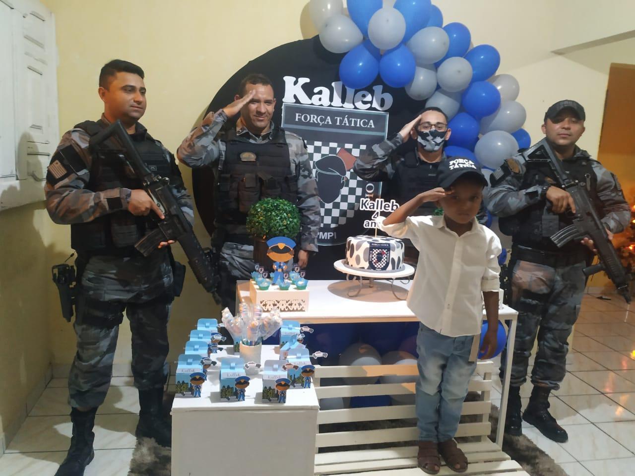 Menino ganha festa de policiais militares em Fronteiras