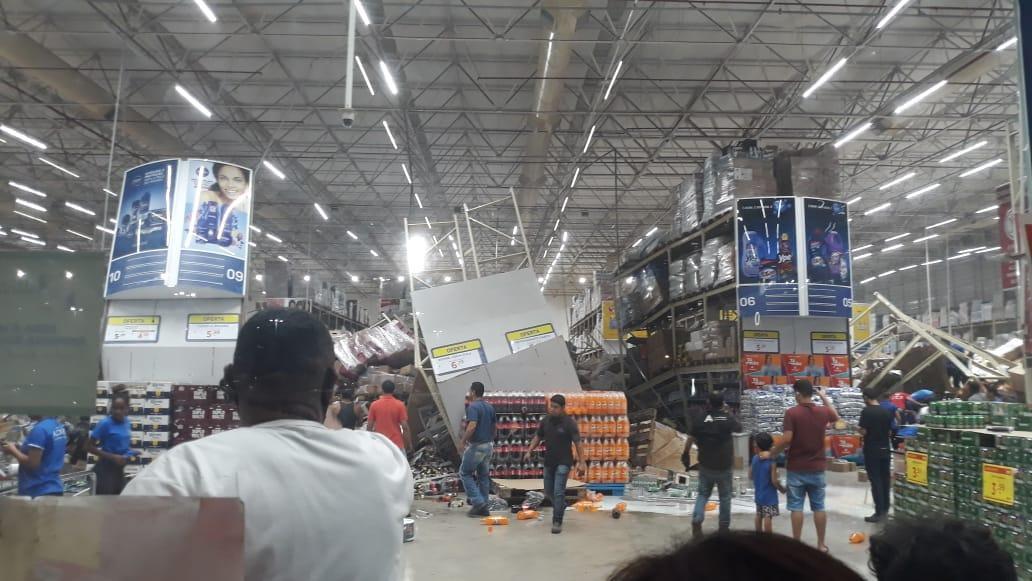 Prateleiras com produtos desabam sobre clientes no Mix Mateus