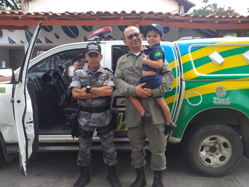 Policiais surpreendem criança que estava em aniversário com tema policial