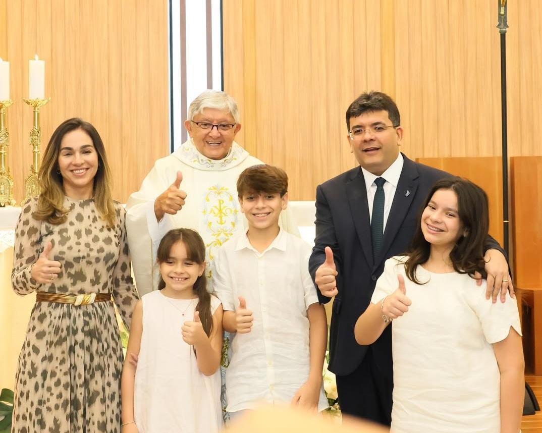 Governador Rafael Fonteles e família durante Missa em Ação de Graças