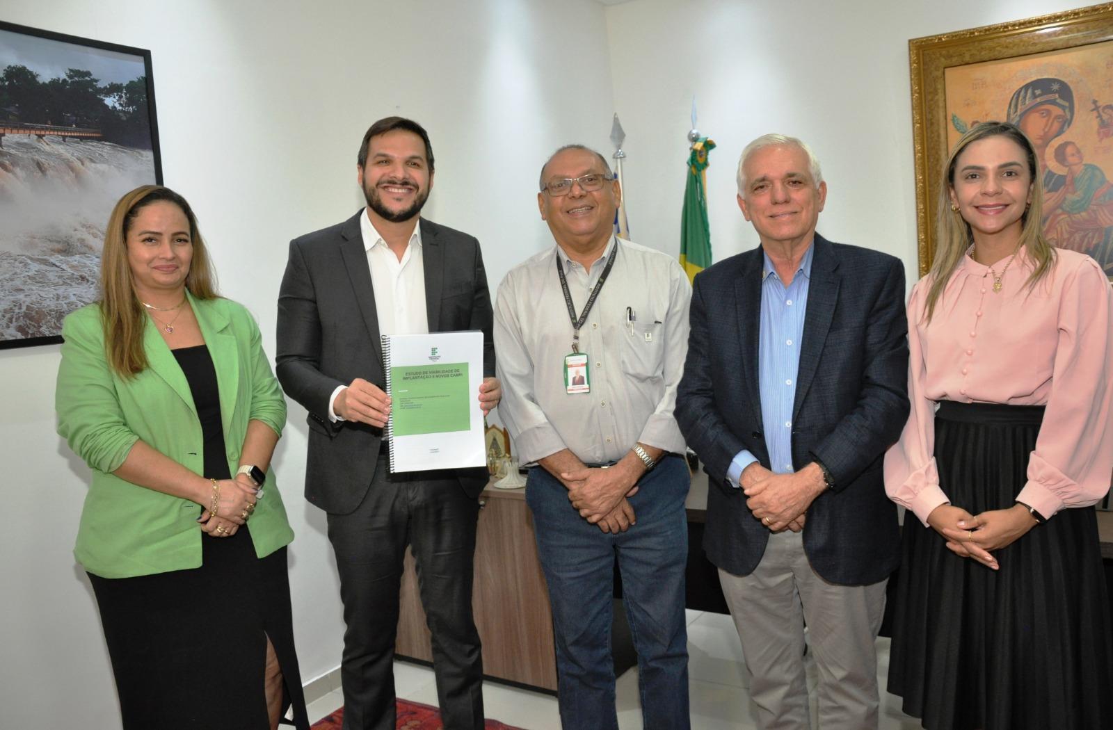 Vice-governador em reunião com o secretário da Educação e representantes do IFPI