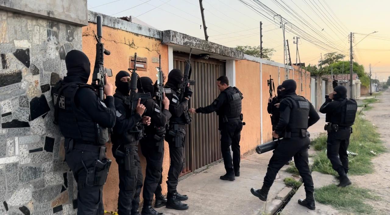 Policiais do Draco durante operação