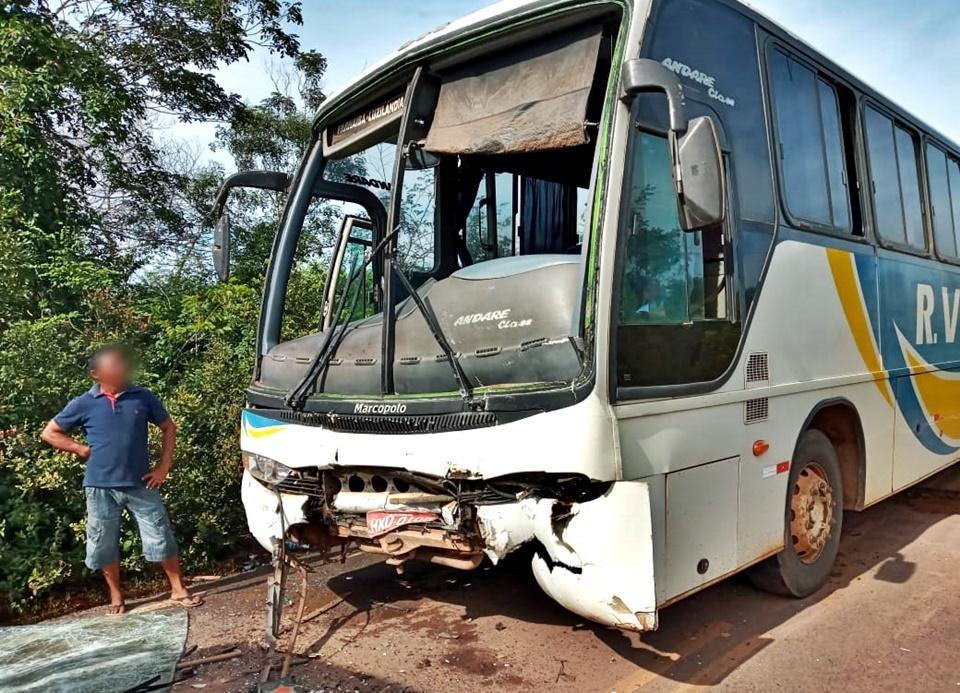 Acidente envolvendo ônibus deixa duas pessoas feridas